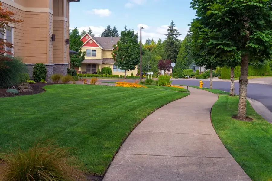 What To Expect From A Lawn Maintenance Service in Makawao, HI What To Expect From A Lawn Maintenance Service in Makawao, HI